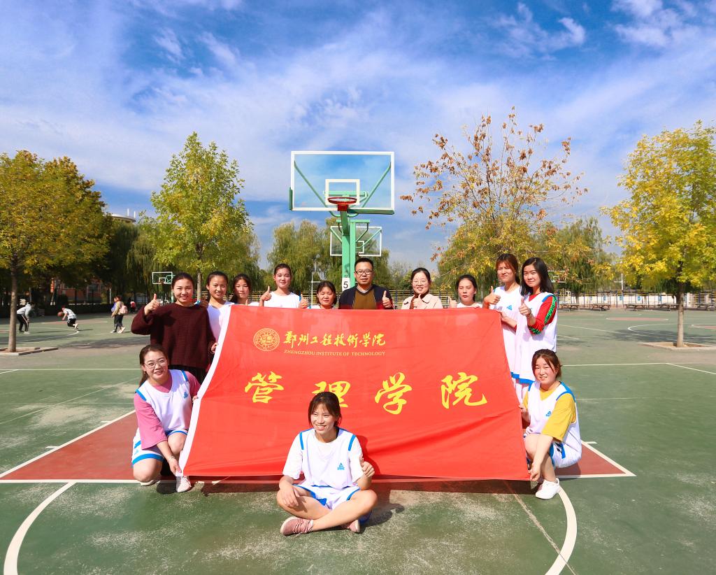 队员与老师合影