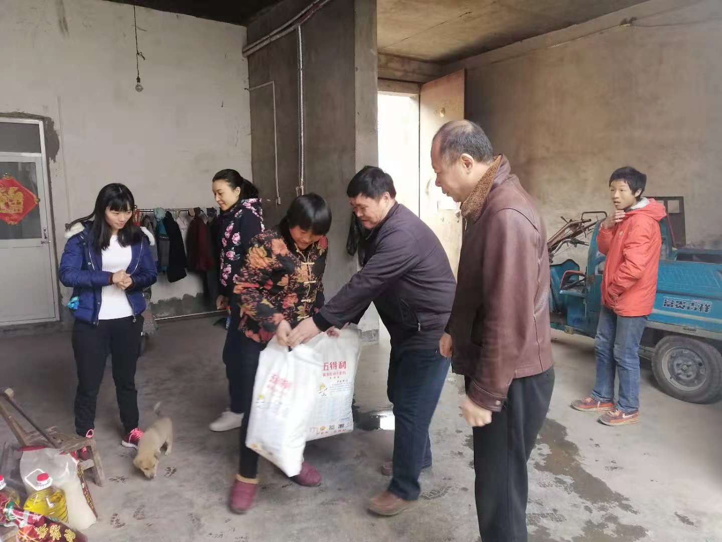 为贫困户送上米面等生活用品