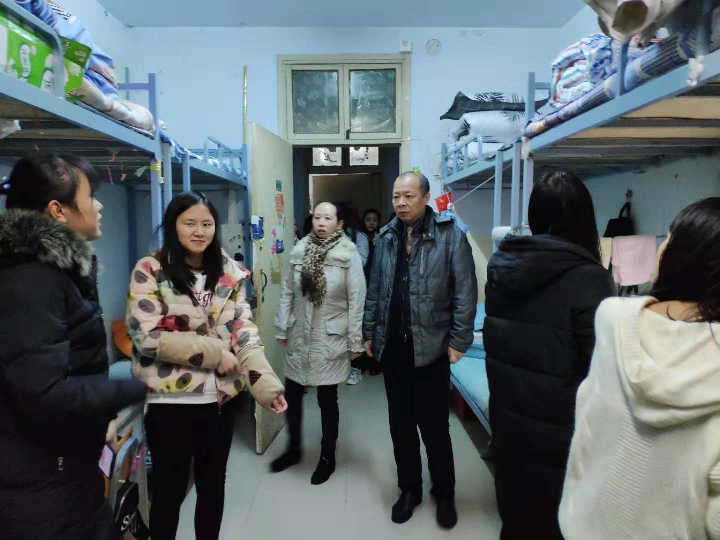 管理学院党总支书记刘晓安、副书记韦菲检查学生寝室