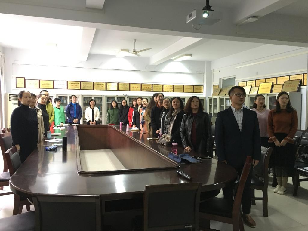 管理学院师生起立听国歌