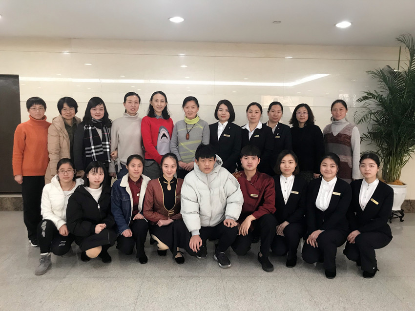 河南天地粤海酒店管理人员、旅游管理教研室老师和实习生代表合影