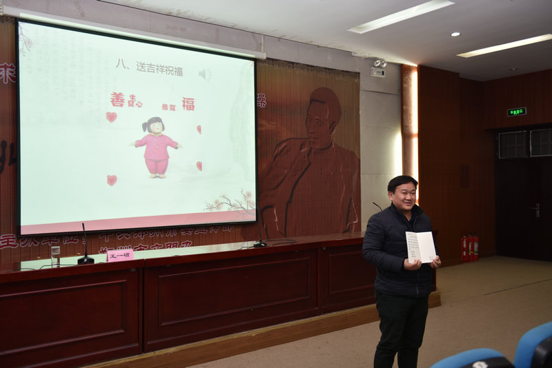师生为王一硕送上吉祥贺卡