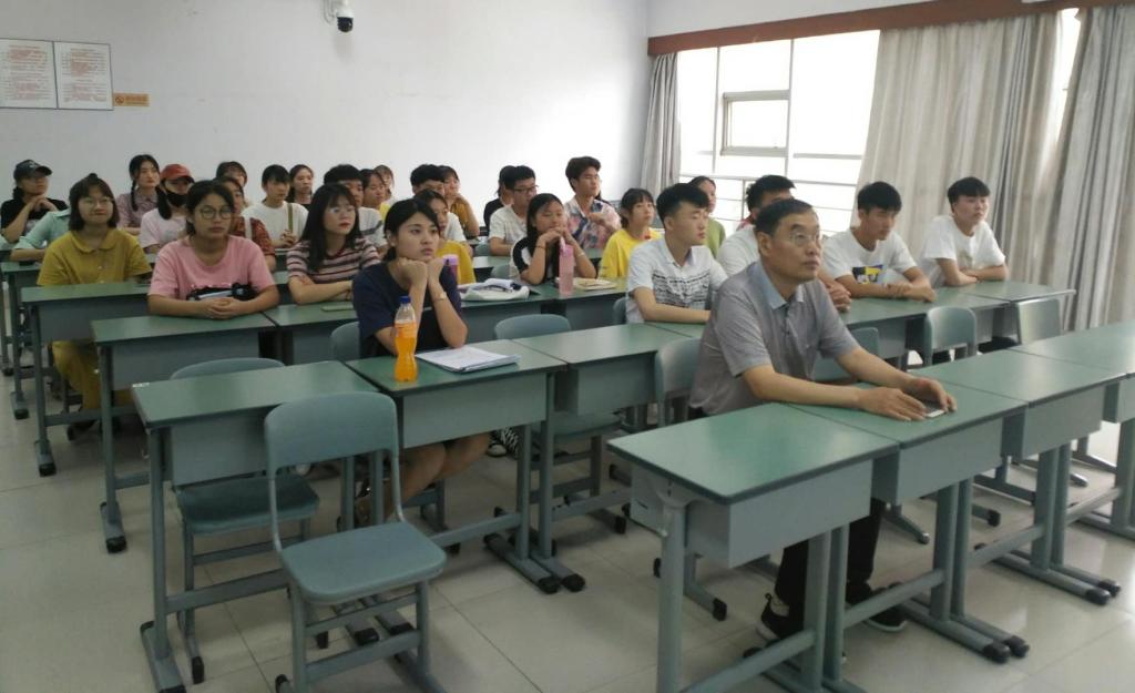 副校长孙龙国和同学们一起听诚信考试宣讲