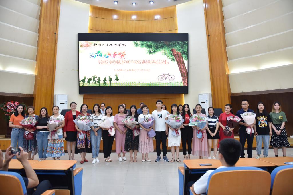 学生代表为教师代表鲜花