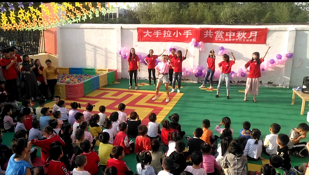 志愿者们进行舞蹈表演