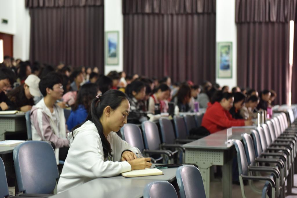管理学院师生认真听讲
