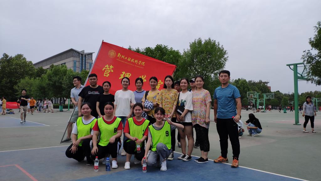 指导老师和队员合影