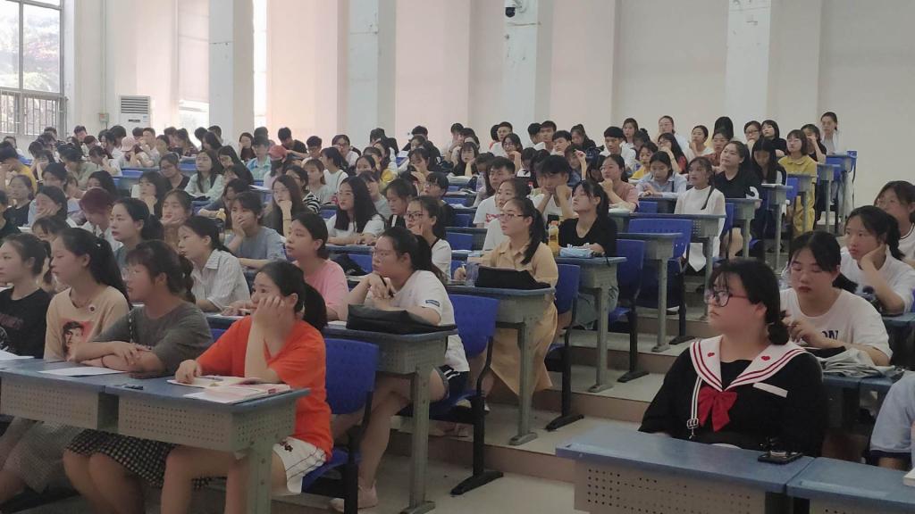 参加讲座的学生认真听讲