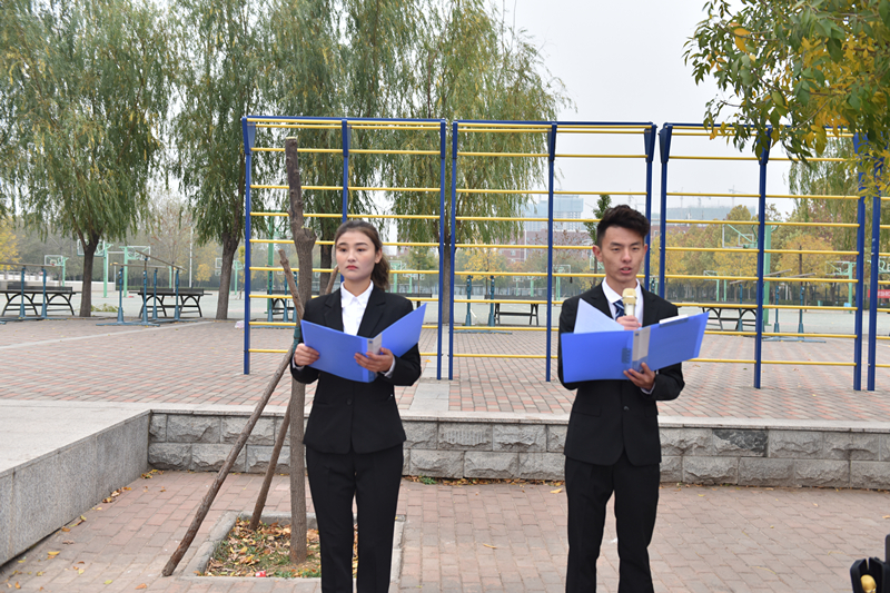 朱童同学进行国旗下演讲