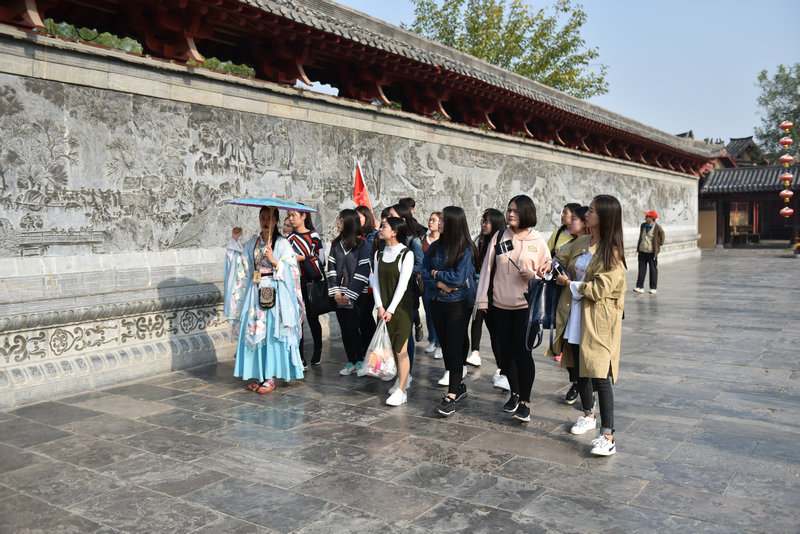 实习学生认真听景区导游讲解