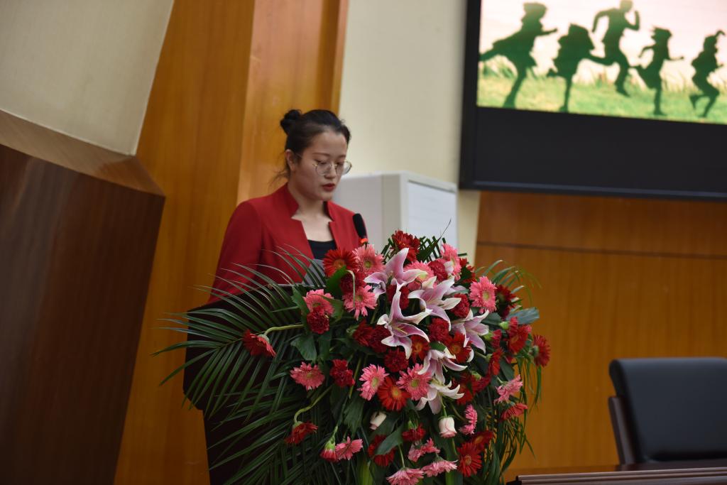 毕业生代表2016级旅游管理学生李雨珂发言