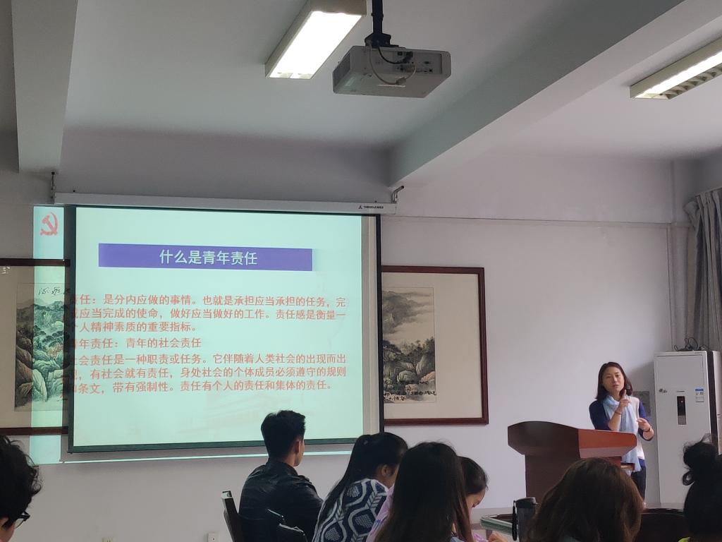 管理学院学生支部书记张彩虹为入党积极分子上党课