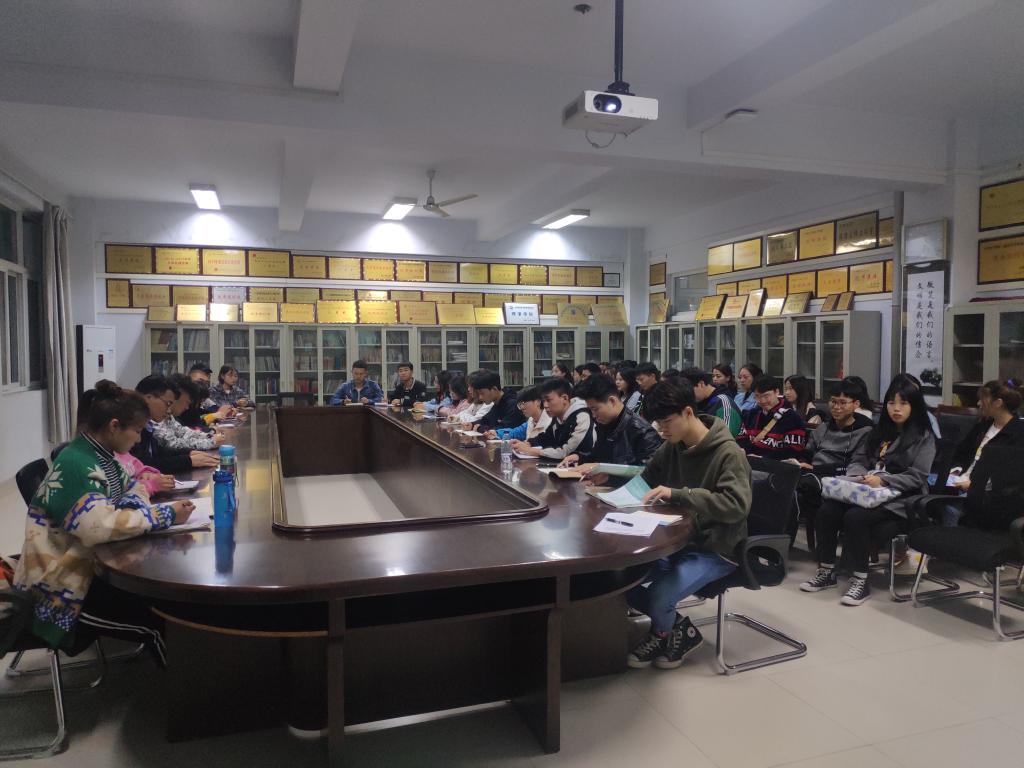 学院入党积极分子认真听讲