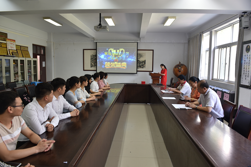 十佳大学生表彰大会现场