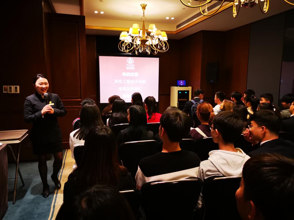 酒店培训总监陈卓女士与学生亲切会谈