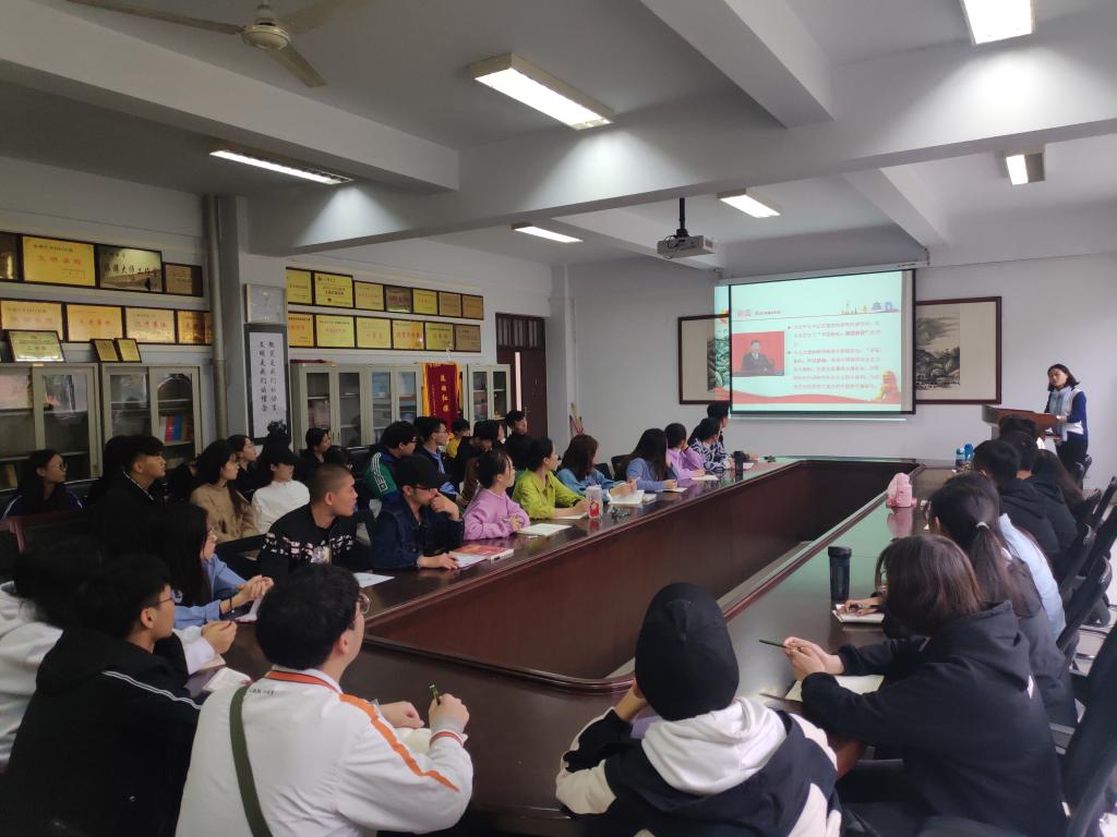 学院入党积极分子认真听讲