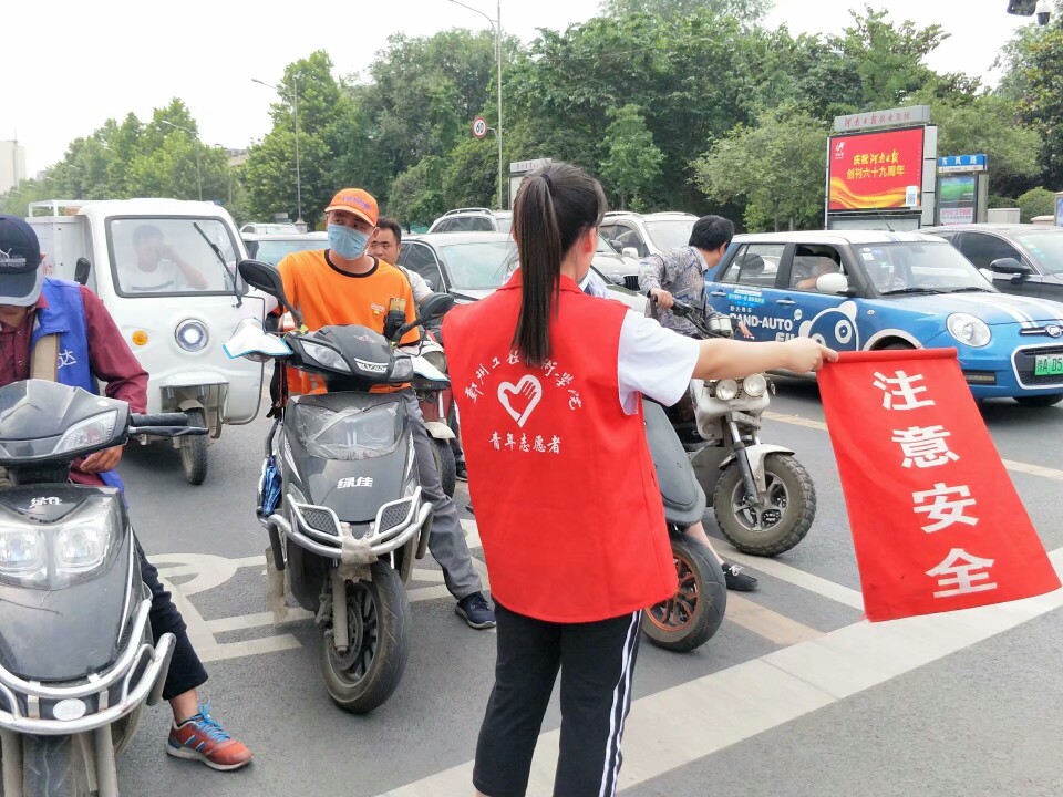 志愿者在指挥交通