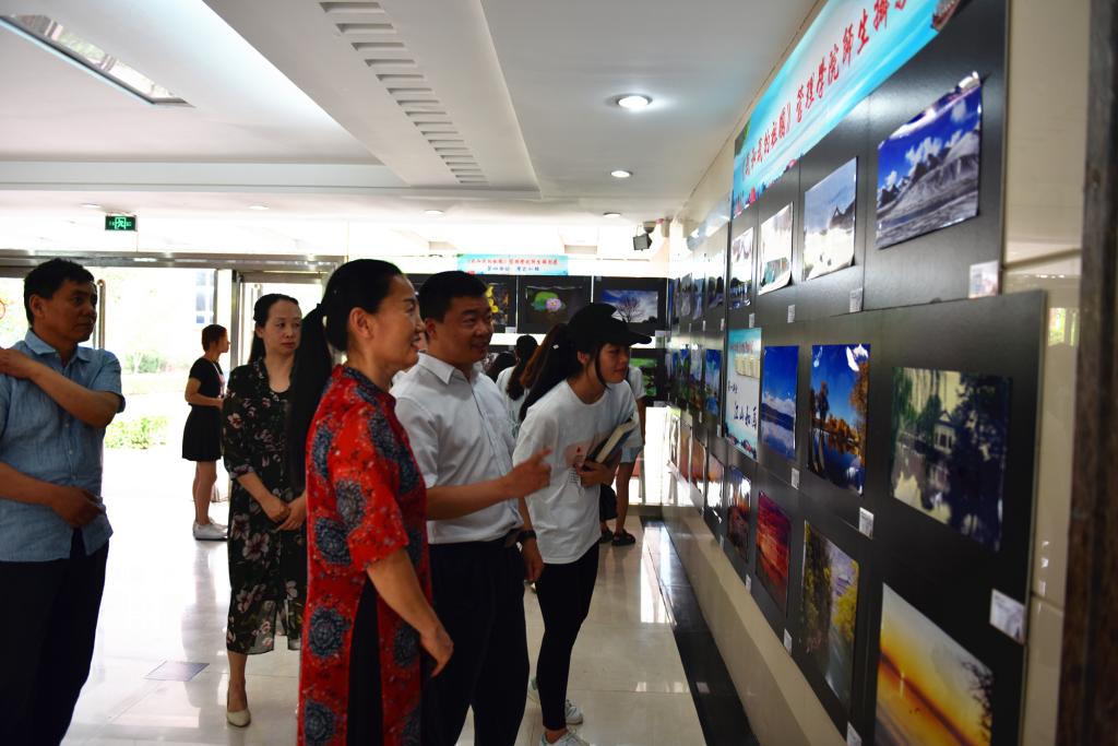 师生共同参观摄影展